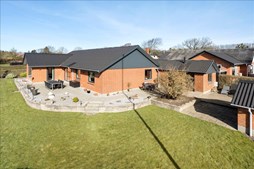 Til salg hos EDC Ejendomsgruppen Struer: Dejligt hus med praktisk indretning