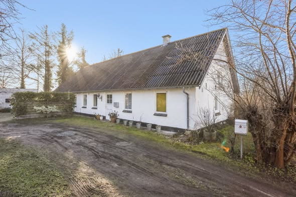 Mæglerhuset - Asger Larsen fremhæver villa med moderniseringspotentiale i Brovst
