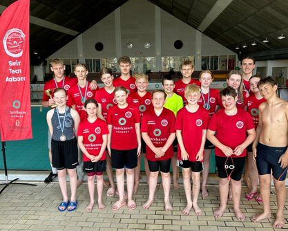 Juni har været en travl og aktiv måned i Aabybro Svømmeklub 