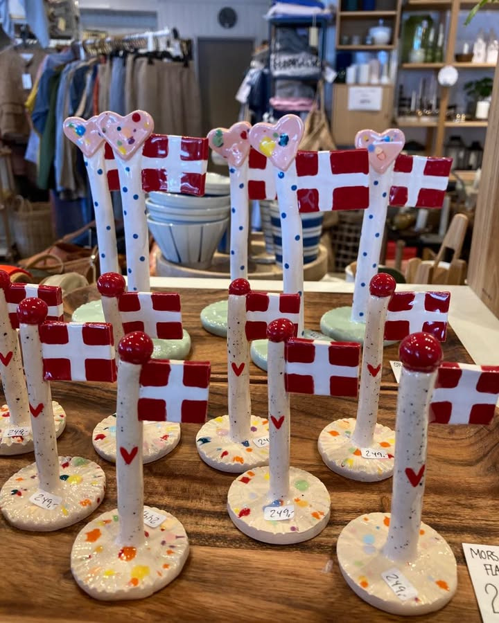 WIIBEN præsenterer specielle flag til Mors dag og studenter fra The Clay Play