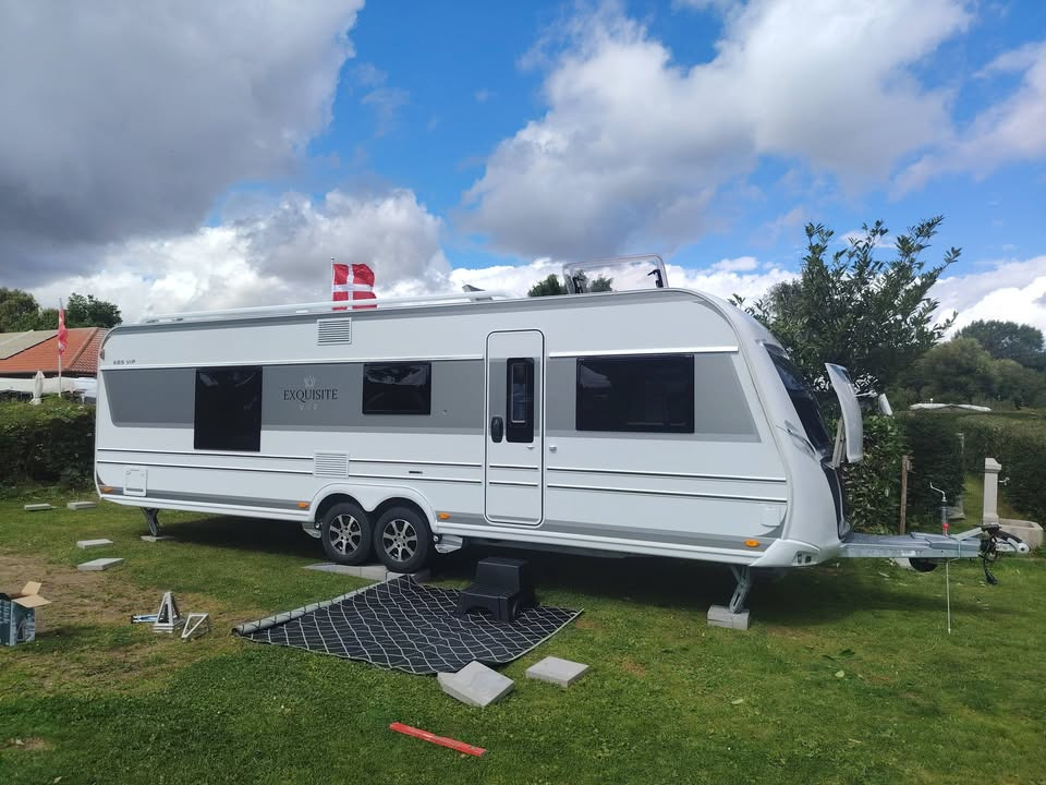 Brønderslev Caravan & Trailer Center leverer LMC Exquisit 685 VIP på Bøsøre Camping