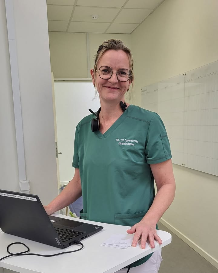 Mød vores dygtige veterinærsygeplejerske Elisabeth hos Dyrehospitalet Heden ApS