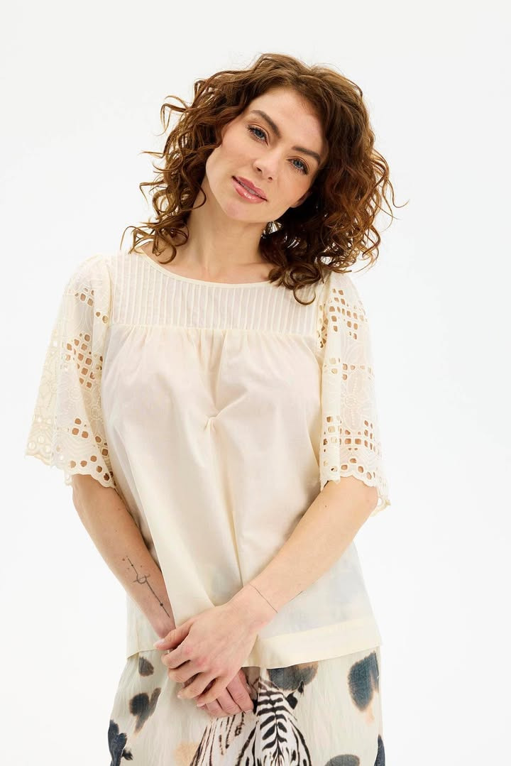 Rosengreen tilbyder flot bomuldsbluse til nedsat pris