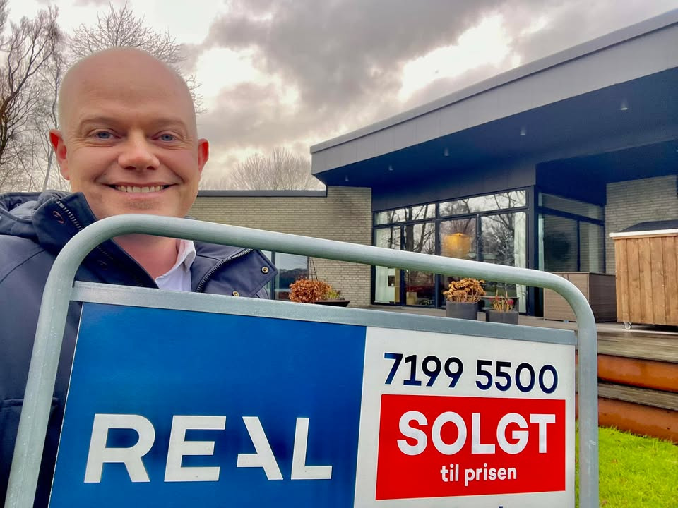RealMæglerne Middelfart fejrer salg til prisen på Jens Kromanns Vej 14 i Snoghøj