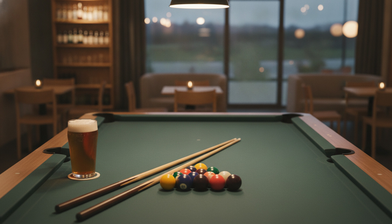 Poolbord med køer, farvede baller og ølglas på det grønne lærrred, tæt billedudsnit.