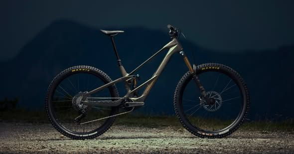 Sæby cykler viser den nye Orbea Wild LT i butikken