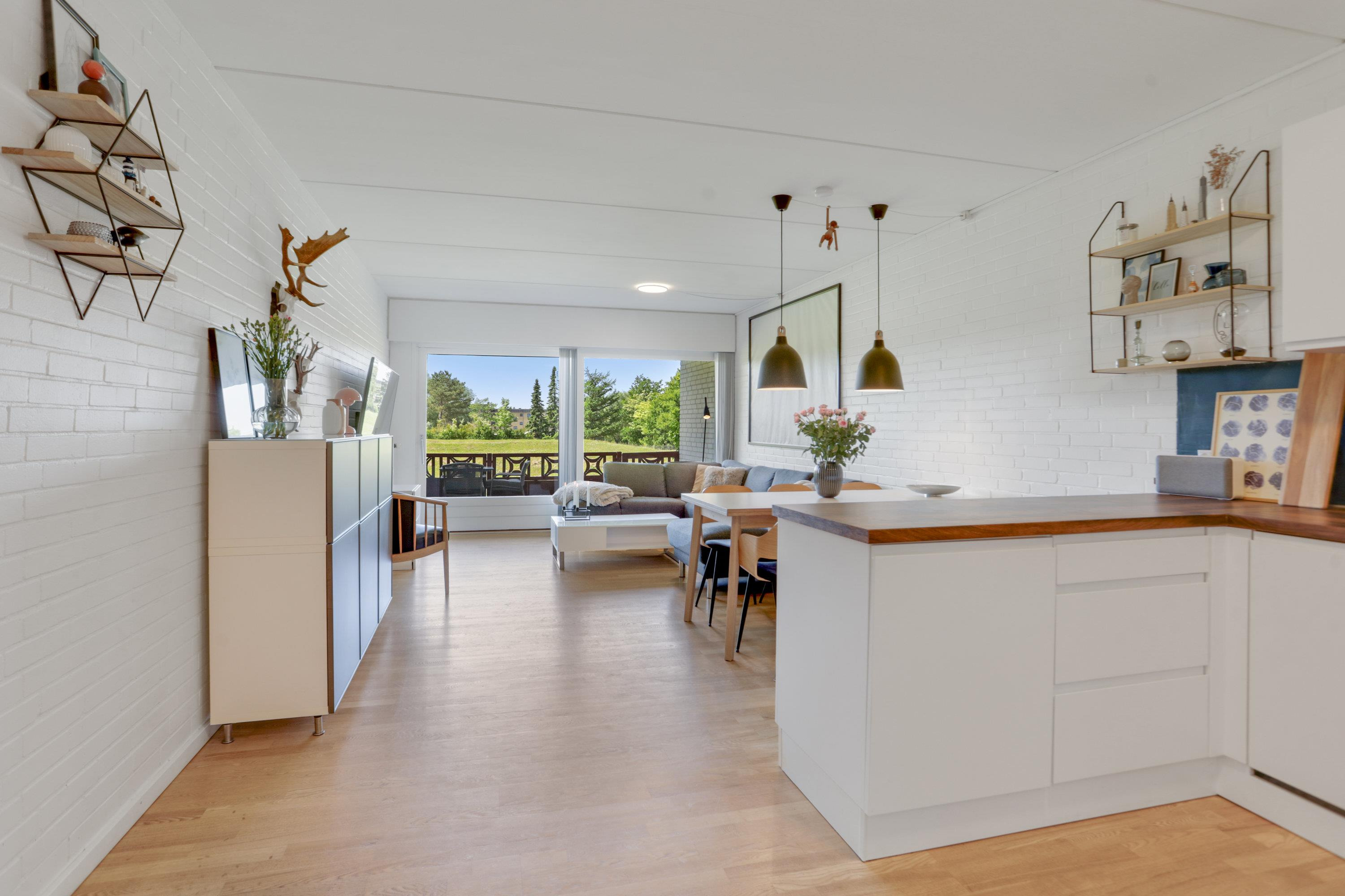 Renoveret lejlighed med stor terrasse i god forening