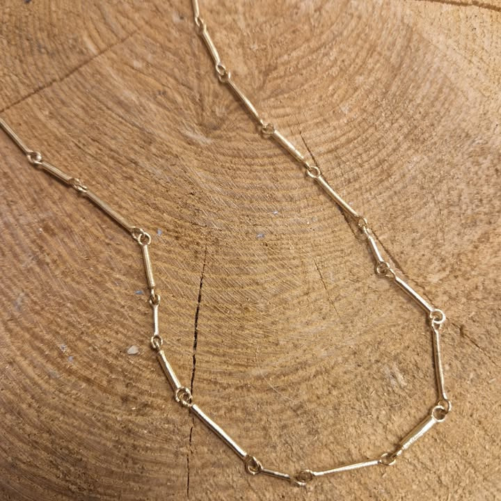 Guldsmed Ø præsenterer elegante guldhalskæder i flere stilarter