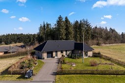 Indflytningsklar villa med fantastisk udsigt ved naturskønt område