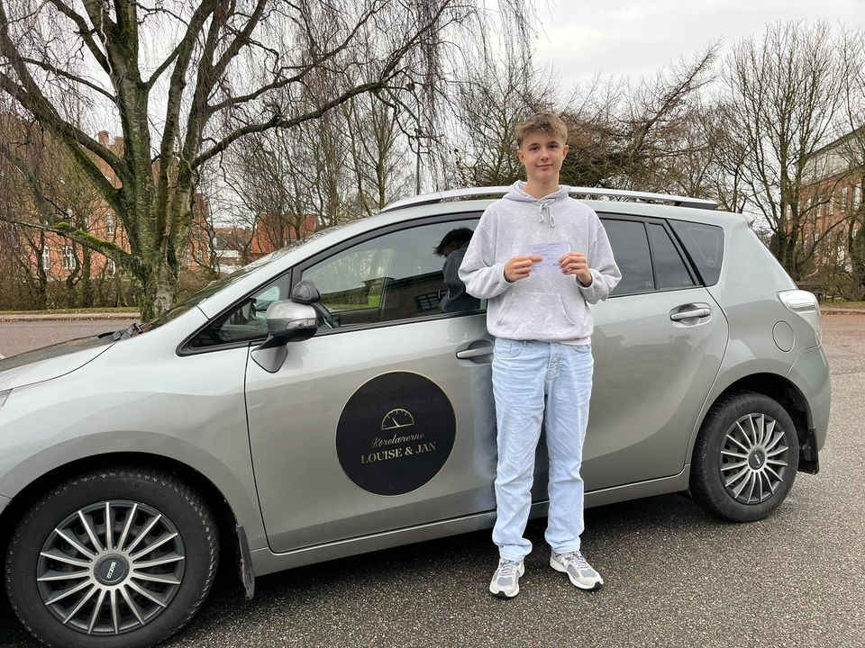 Kørelærerne Louise & Jan: Tillykke til nevøen Matias med det flotte kørekort!