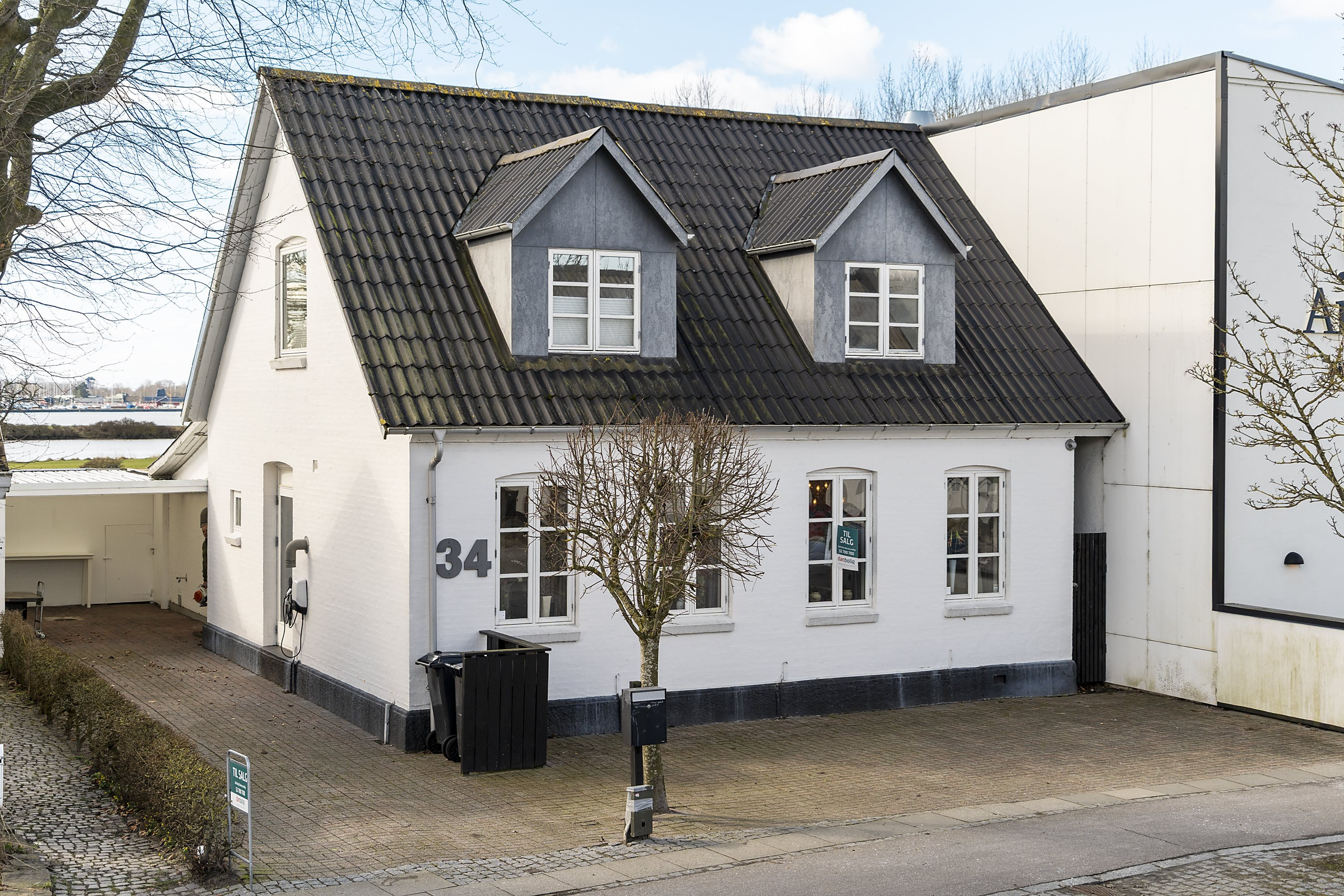 Stor villa ned mod Lindholm Strandpark med udsigt over Fjorden