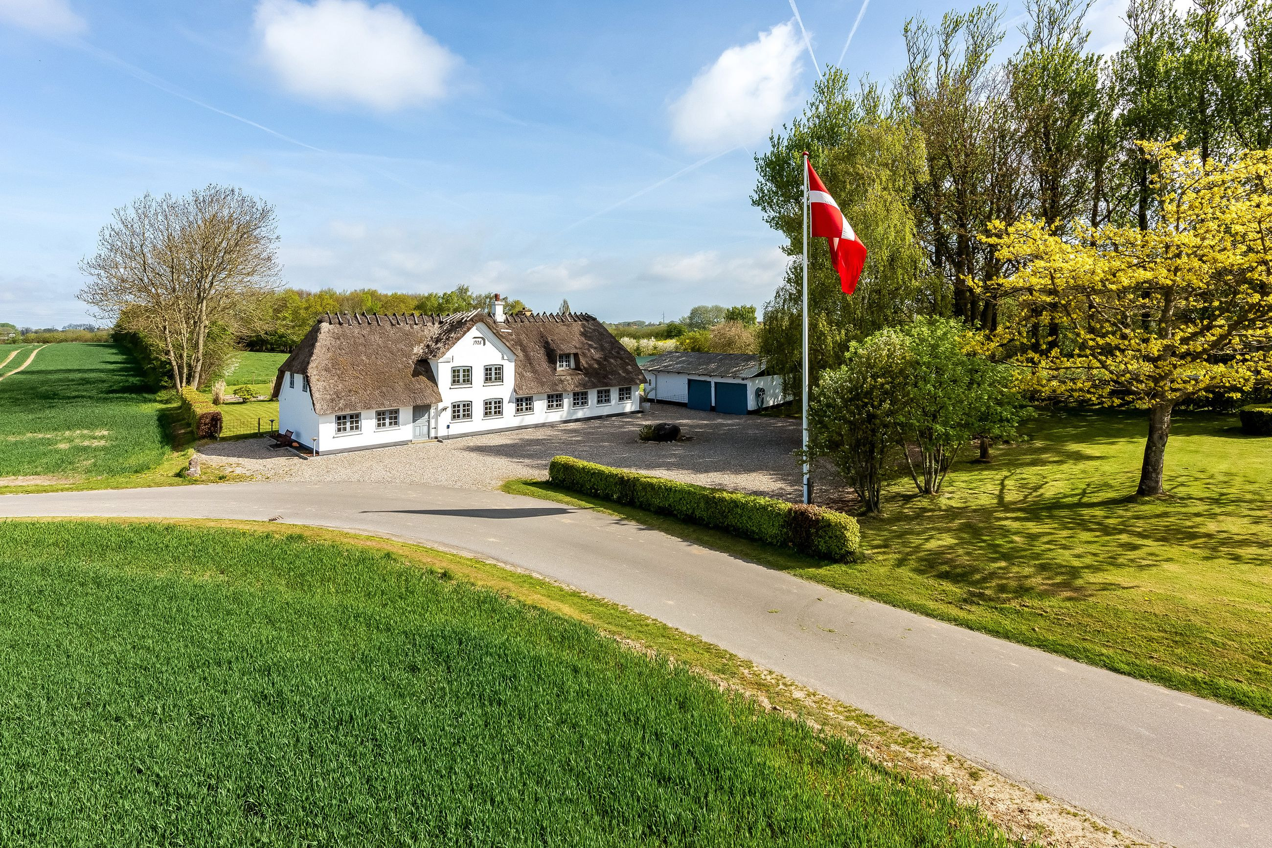 Charmerende ejendom med 1,8 ha jord og mulighed for dyrehold