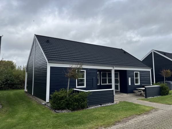 Feriehus med fire værelser tæt på Rønbjerg Feriecenters faciliteter fra Mæglerhuset Asger Larsen