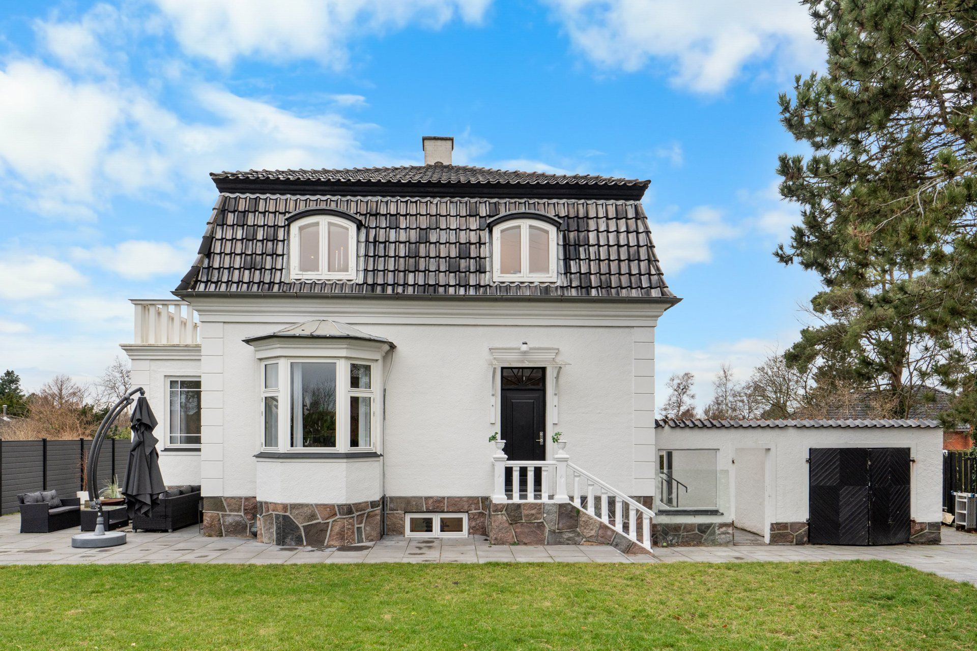 Luksusbolig netop kommet til salg i Karlslunde: Se hvad du skal smide for Karlslundes dyreste adresser her