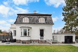 Luksusbolig netop kommet til salg i Karlslunde: Se hvad du skal smide for Karlslundes dyreste adresser her