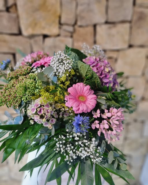 Bestil din blomsterbuket til afhentning eller levering hos Fynbogården Blomster ApS