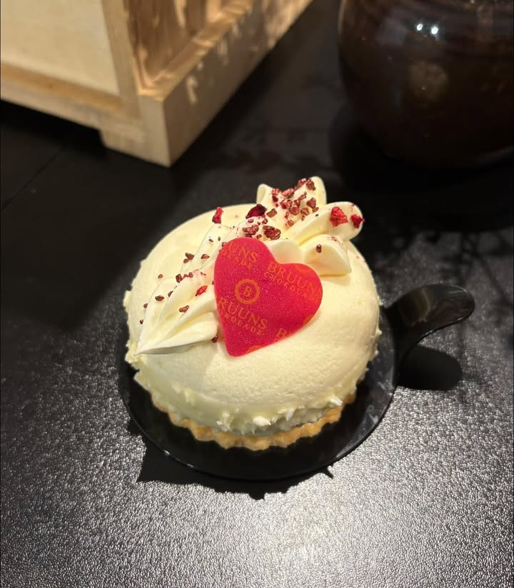 Bruuns Chokolade præsenterer ugens kage med hvid chokolade og hindbær