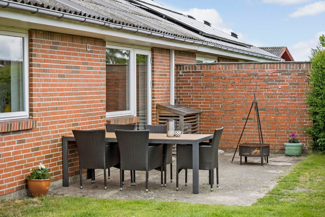 Ejendomsmæglerne Hansen & Thoft præsenterer: Lys og velindrettet rækkehus i Storvorde