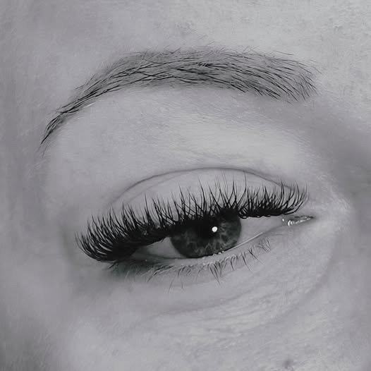 Bangs Beauty præsenterer Y-Lashes for et fyldigt og friskt look