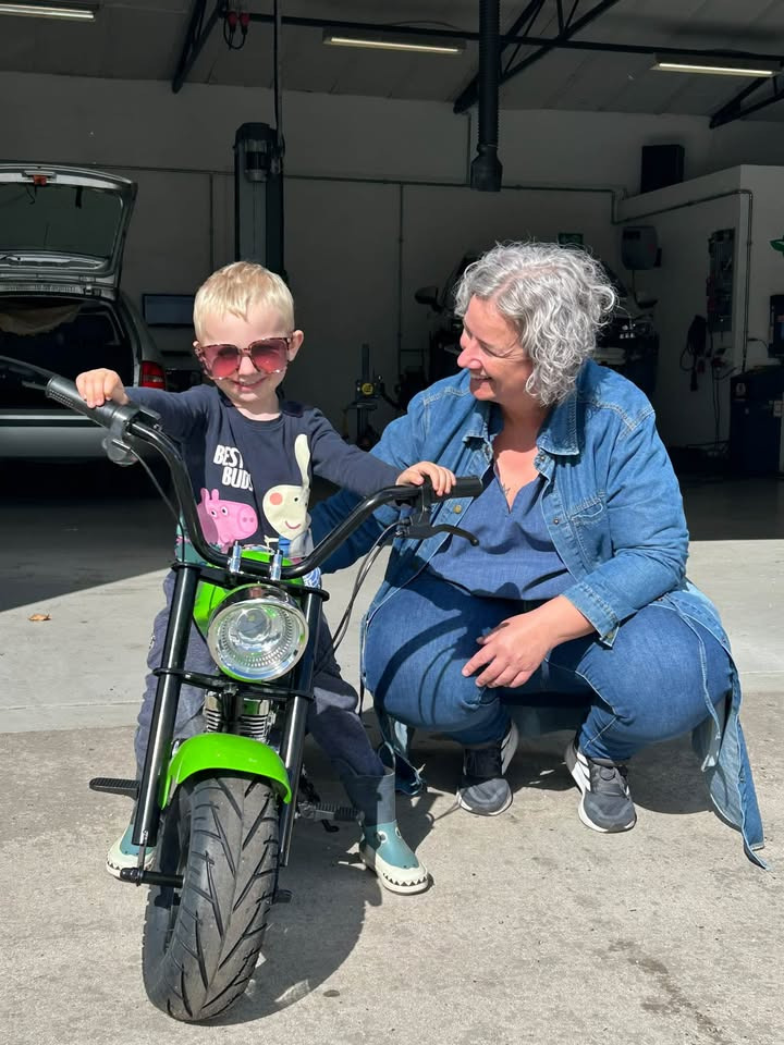 Renés Auto sender konkurrencevinderen Simon hjem med chopper og vingummier