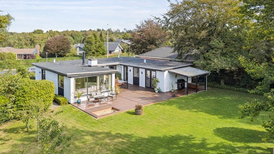 Charmerende villa fra 1974 med lys, stor terrasse og ugeneret have