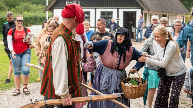 Rejs tilbage i tiden: Levende teater på Hjerl Hede med unikke rakkerkarakterer
