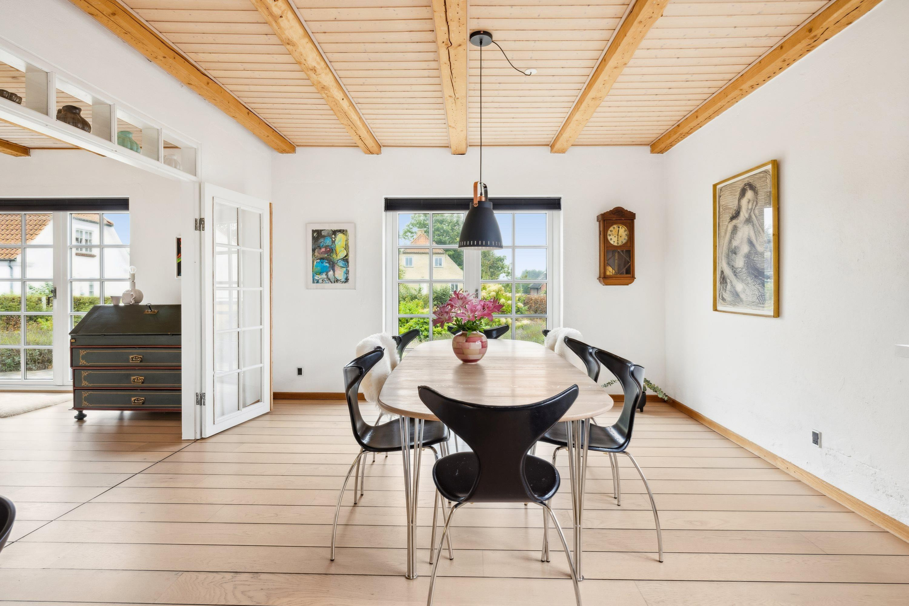 Indflytningsklar villa med privat gårdhave og landsbystemning