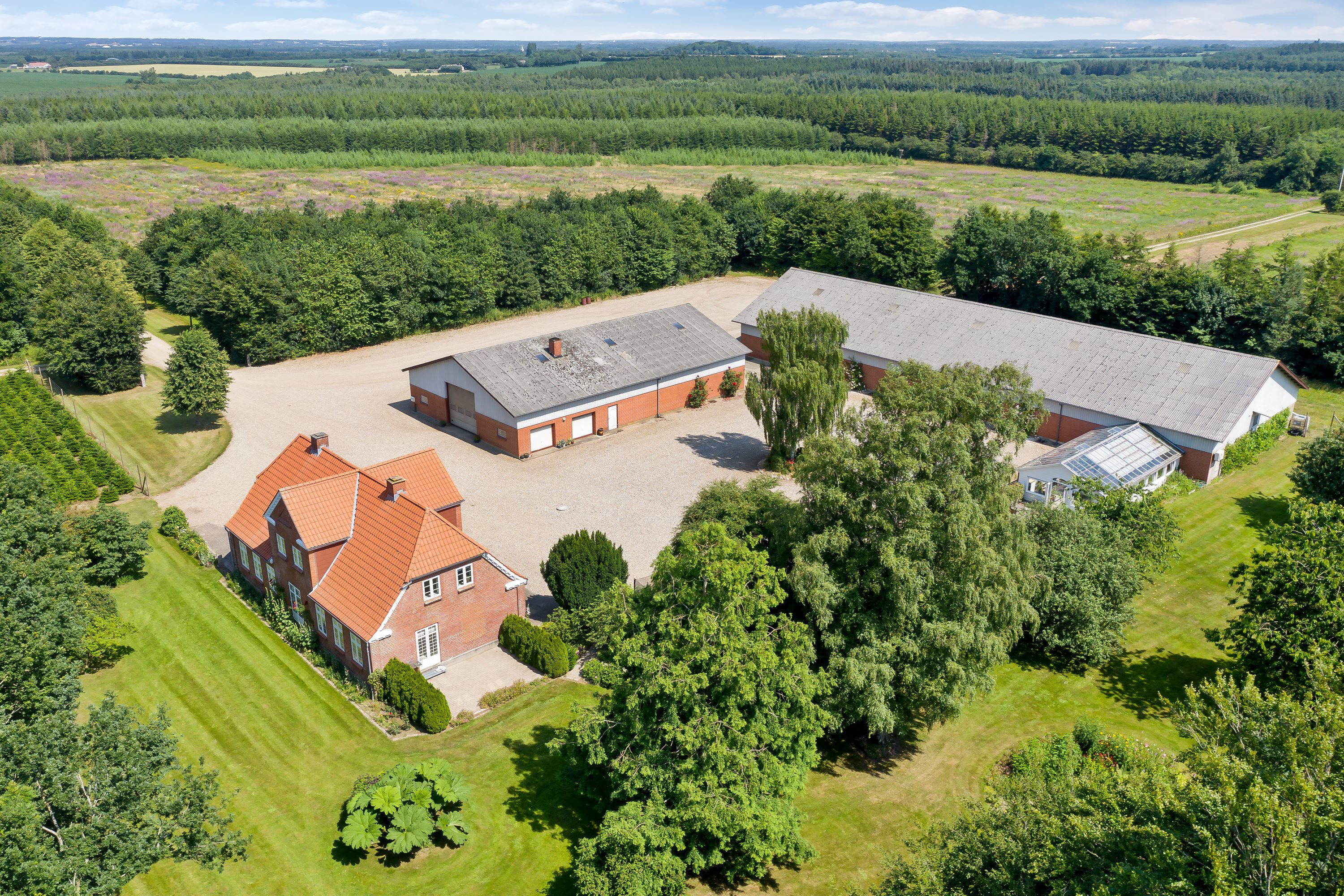 En ejendom i særklasse med en skøn beliggenhed i skovens dybe stille ro