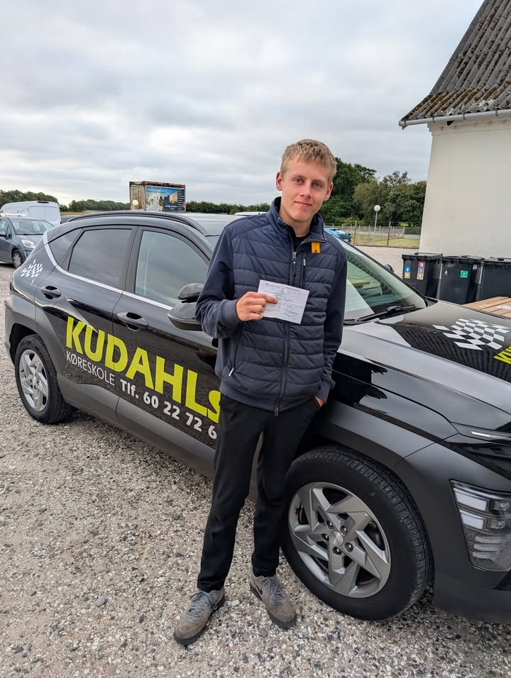 Kudahls Køreskole ønsker Kevin tillykke med kørekortet og den færdige bil