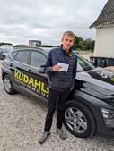 Kudahls Køreskole ønsker Kevin tillykke med kørekortet og den færdige bil
