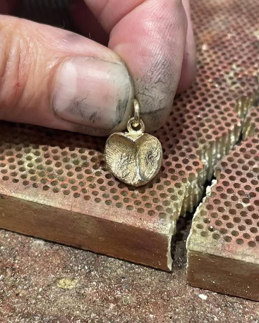 Guldsmed Lütken præsenterer unik gaveidé: Hjerte af små fingeraftryk til elskede oldeforældre