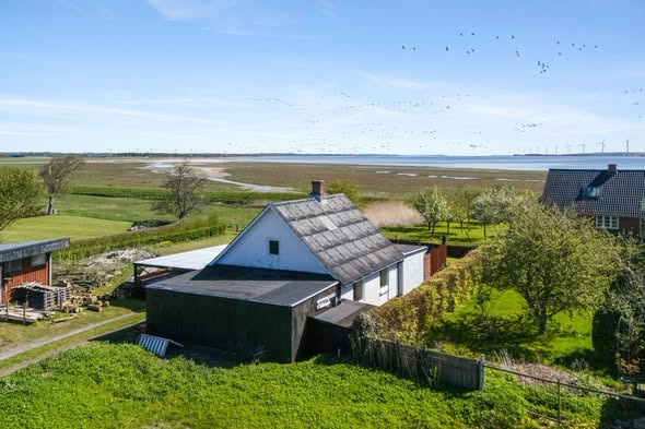 Mæglerhuset har ny pris på velholdt villa med fjordudsigt i Aggersund