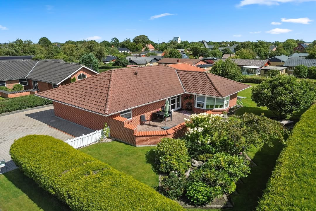 Mæglerhuset Brønderslev annoncerer ny pris på velholdt rødstensvilla i Jerslev