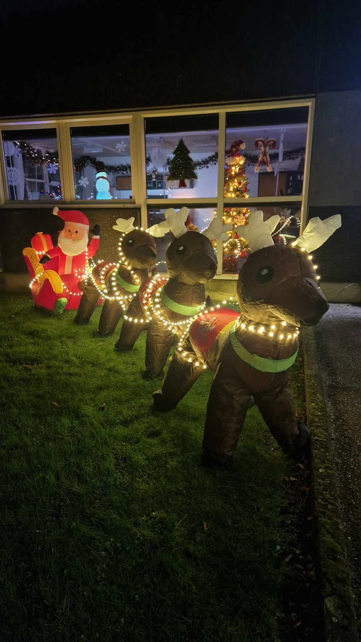 Julestemning i top hos KB METAL ApS: Gæt antallet af julekugler på vores 50 meter guirlande