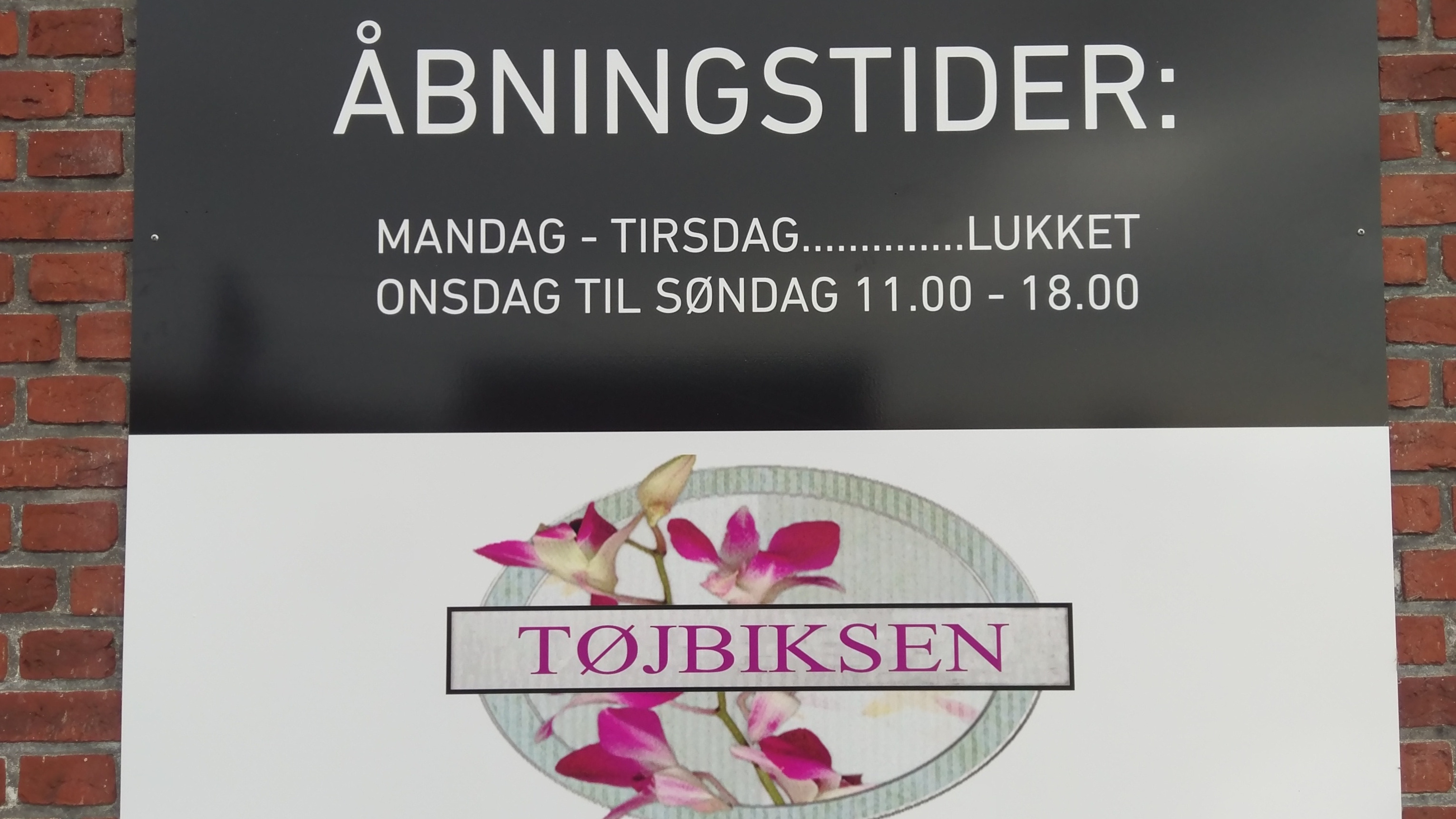 Tøjudsalg hos Rie & Henrik's Tøjbiks - Spar stort nu!