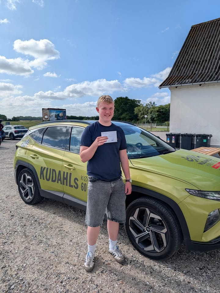 Kudahls Køreskole ønsker Aleksander tillykke med kørekortet