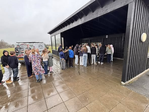Jaataak Slagteren takker Hårup Skole for en fantastisk dag med 200 unge mennesker
