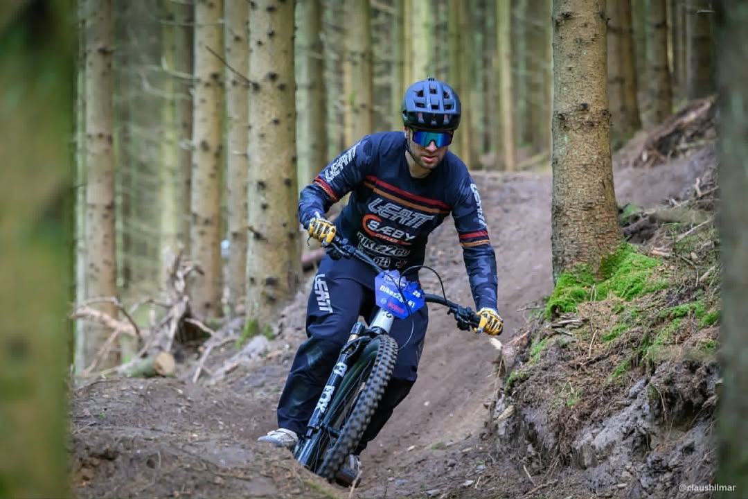 Sæby cykler viser Amflow e-mtb i butikken