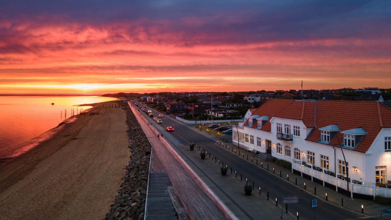 Oplev solnedgangen fra søs med Hjerting Badehotel