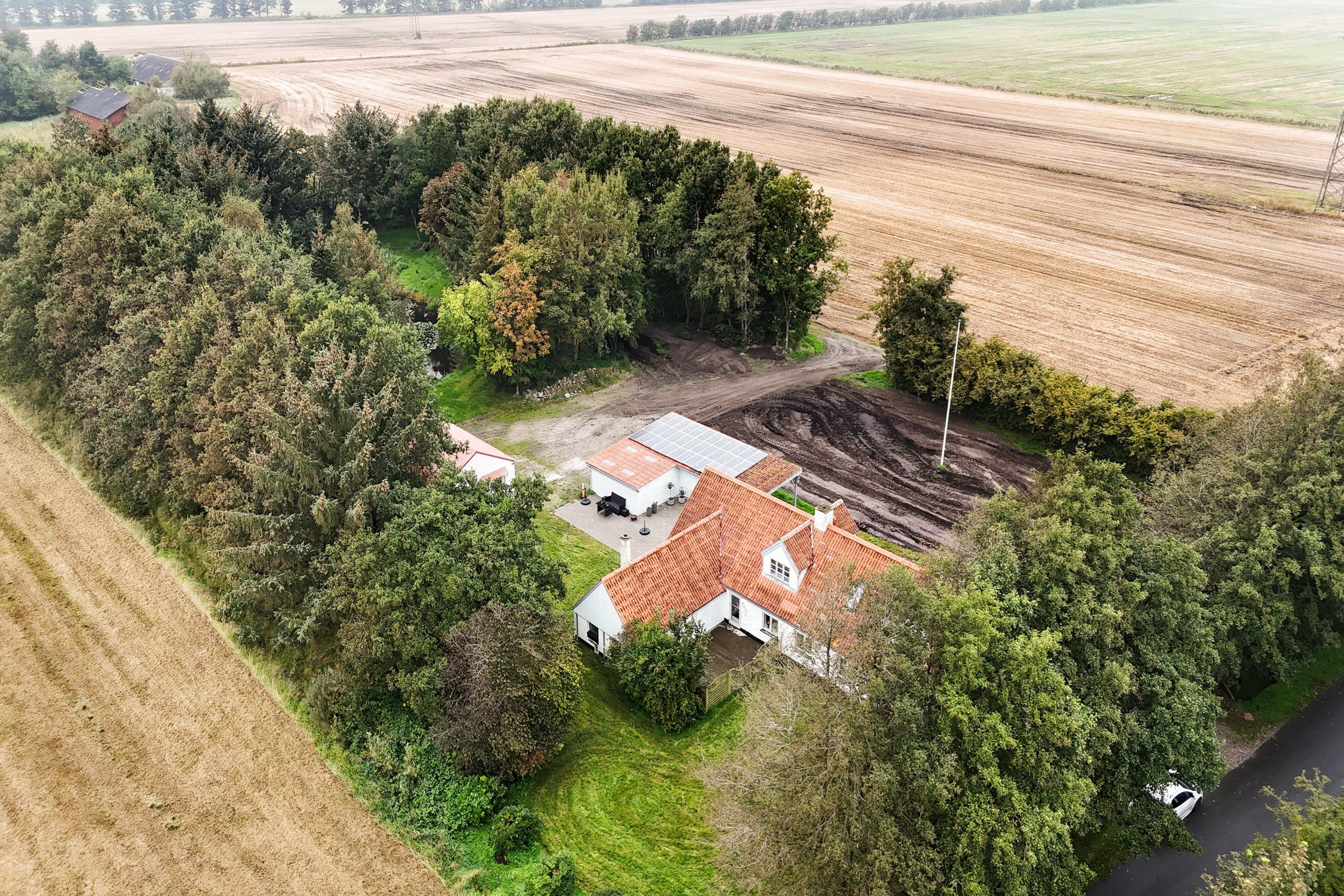 Rummelig og idyllisk landejendom i et fredeligt område