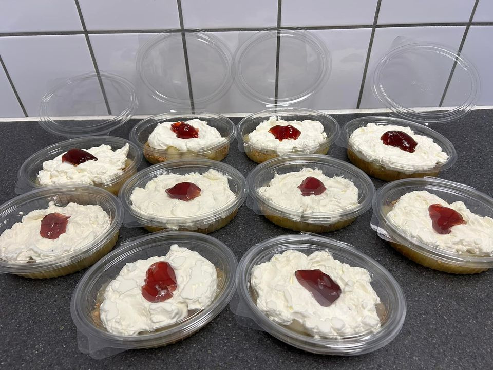 Nyhed hos Min Købmand i Asp: gammeldags æblekage med ribsgelé til 25 kr.