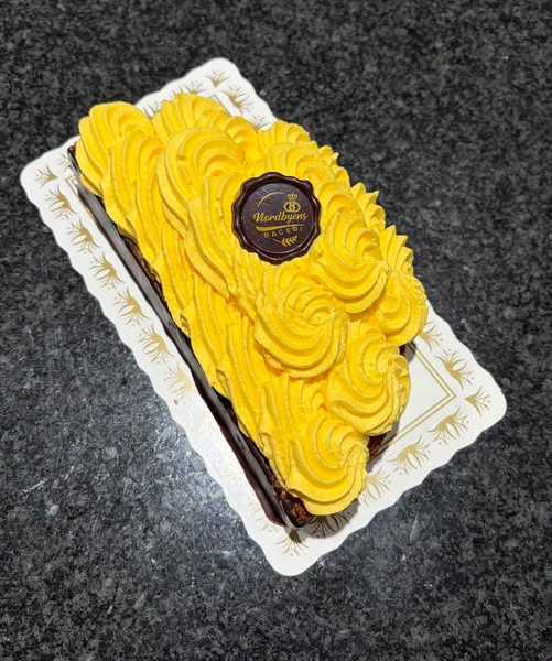 Nordbyens Bageri har mandagstilbud på citronmåne med citronmousse til 65 kr.