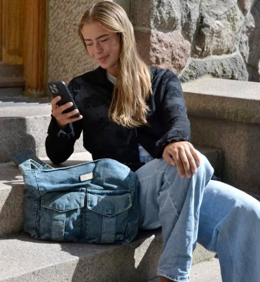 Rosengreen tilbyder smart denim taske til halv pris gennem Facebook-kampagne