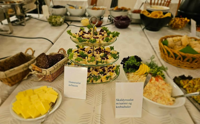 Søndagsbuffet på Vesløs Kro byder på lækre retter og surprice dessert