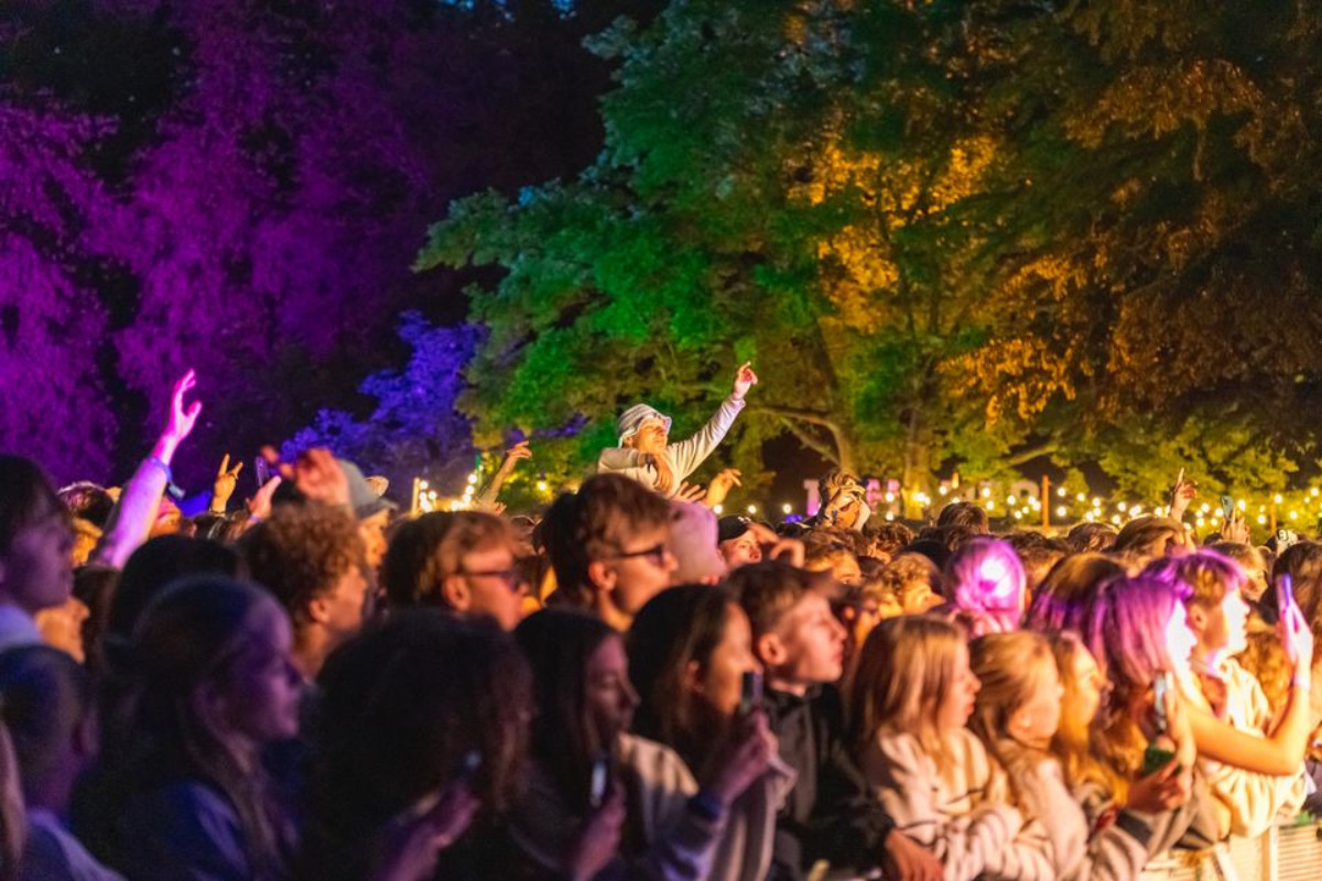 Her er det stærke program til Sommersol i Bakkerne – Bramslev Bakkers nye musik- og kulturfestival