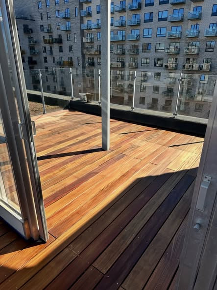 Øens Håndværkercentral Aps tilbyder professionel altanslibning og behandling