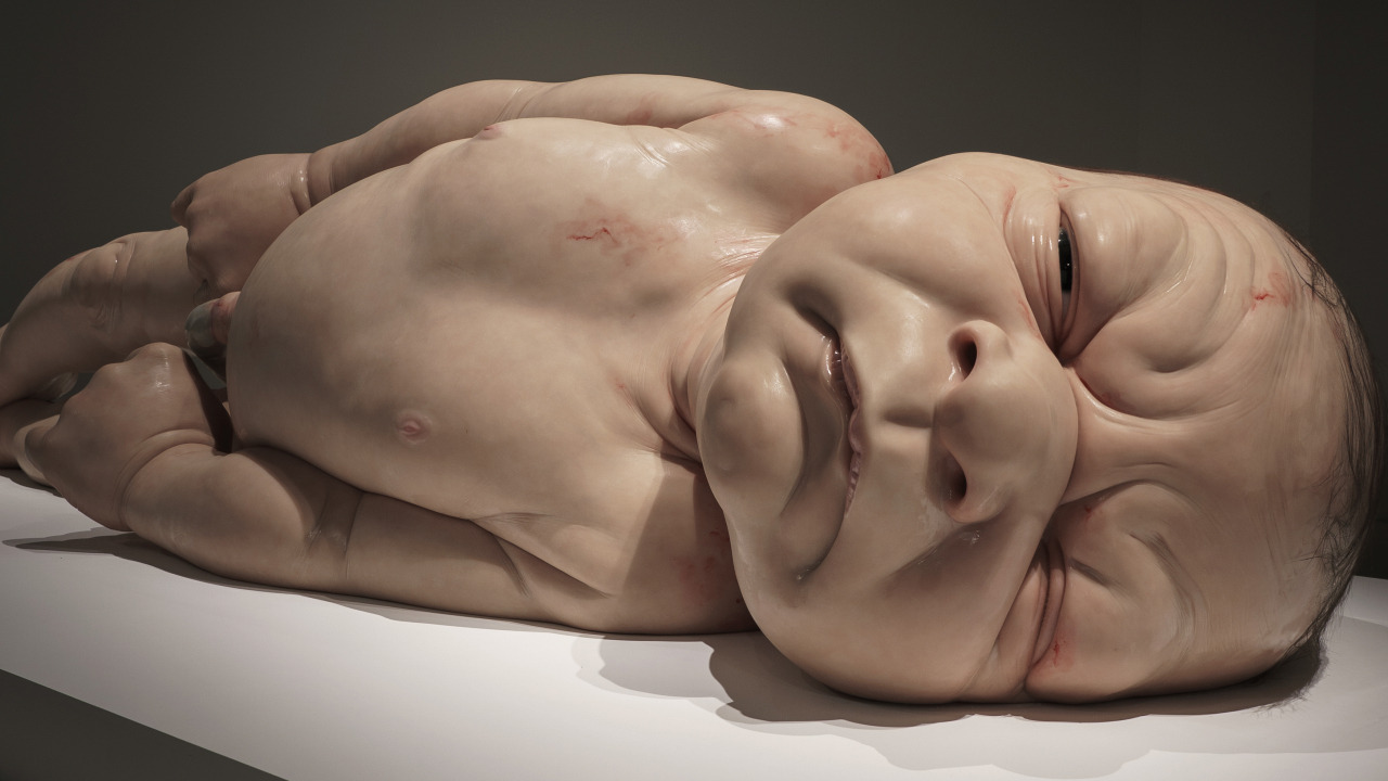 Oplev Ron Muecks fascinerende skulpturer på ARoS