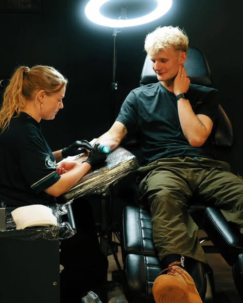 Travl dag hos Mr. & Mrs. Tattoo med fuldt hus i shoppen