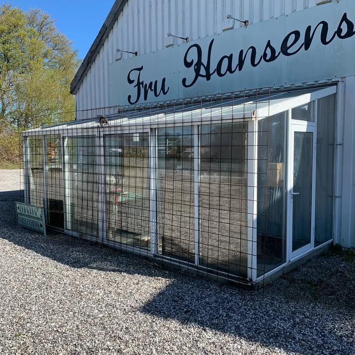 Fru Hansens Butik & Café tilbyder gratis udestue/drivhus til afhentning
