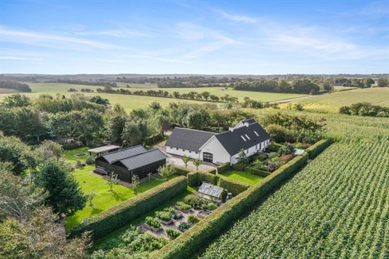 Til salg hos Mæglerhuset  Asger Larsen: Rummelig og velholdt villa i landlige omgivelser